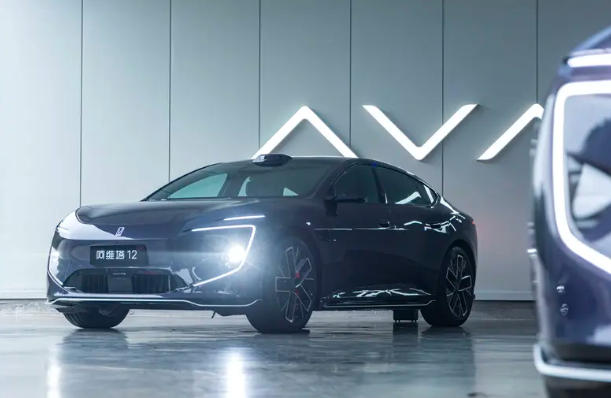新款阿维塔12实车正式亮相，搭载顶置激光雷达(图1)